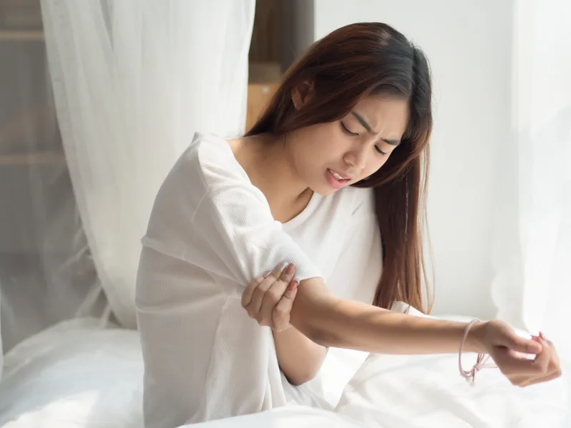 How Plymouth Spine and Health Center treats elbow pain in Plymouth